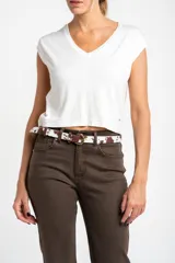 Remera negra de manga corta con escote en V y calce al cuerpo.