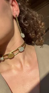 Gargantilla doble de bronce con tres piezas circulares de nácar en color dorado y plateado.