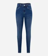 Pantalón de jean skinny azul oscuro con trabillas en la cintura, cierre tradicional por botón y cremallera, bolsillos delanteros y traseros deshilachados y costuras verticales.