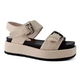 Sandalias de plataforma color beige con hebillas negras y suela de goma negra.