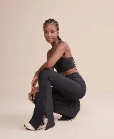 Calza deportiva acampanada color azul marino, tiro alto, con aberturas laterales en el ruedo y bolsillo interno en la cintura.