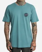 Remera de manga corta color verde agua, con cuello redondo y pequeño estampado gráfico circular en el pecho del lado izquierdo.