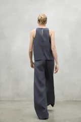 Musculosa de lino color blanco, con cuello redondo y silueta holgada. Prenda fresca y ligera confeccionada con una mezcla de lino y lino reciclado.