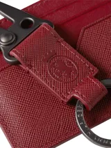 Set de regalo de la marca Tommy Hilfiger compuesto por un tarjetero y un llavero a juego. Ambos artículos están confeccionados en cuero con textura Saffiano en color bordó. El tarjetero dispone de varias ranuras para tarjetas y el escudo de la marca grabado, mientras que el llavero incluye un mosquetón metálico.