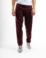 Pantalón de felpa color bordó, de corte slim y tiro medio, con puños ajustados en los tobillos.