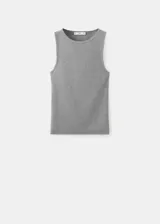Musculosa de canalé confeccionada en mezcla de algodón, viscosa y elastano. Presenta diseño entallado, corte recto y cuello redondo.