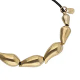 Collar de cuero marrón con detalles y colgantes en forma de gota bañados en oro.