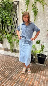 Falda de jean largo midi con detalle desflecado a los lados y tajo trasero.