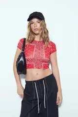 Top crop de manga corta, ajustado al cuerpo, con estampado tipo bandana en blanco y negro.