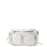 Cartera tipo bandolera color blanco con textura de efecto cocodrilo. Presenta dos bolsillos frontales con cierre, un compartimento principal con cierre y una correa de cadena metálica plateada.