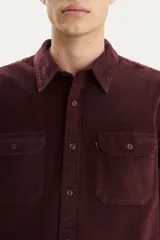 Camisa de pana color borgoña de Levi's, modelo Jackson Worker, de corte recto, manga larga, cuello clásico, cierre con botones y dos bolsillos frontales con solapa abotonada.