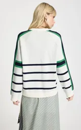 Sweater de punto con corte holgado y cuello redondo. Presenta un diseño de rayas horizontales en el cuerpo y rayas verticales en contraste a lo largo de las mangas raglán. Incluye terminaciones acanaladas en cuello, puños y ruedo.