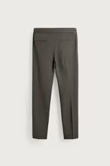 Pantalón regular fit color negro de tejido con viscosa, con cintura elástica ajustable con cordón, bolsillos frontales y traseros.