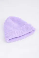 Gorro tipo beanie de punto tejido en color lila, con borde doblado.