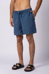 Short de baño de corte clásico con cintura elástica y cordón ajustable. Presenta un acabado efecto lavado vintage, bolsillos laterales y un pequeño logo bordado en la parte inferior.
