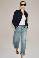 Jeans de tiro medio y corte balloon leg con efecto lavado, bolsillos clásicos y botamanga con vuelta.