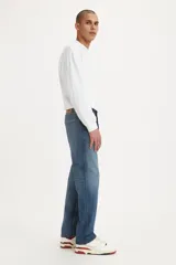 Jeans Levi's 505 Regular de corte recto y tiro medio, en color azul con efecto deslavado.