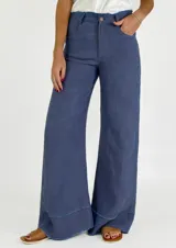 Pantalón palazzo color ladrillo, de tiro alto y corte amplio. Confeccionado en lino.