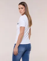 Remera blanca entallada de punto acanalado, con escote en V estilo henley, bolsillos frontales en el pecho y detalles de tela denim en contraste en la pechera, cuello y solapas de los bolsillos.