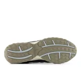 Championes urbanos New Balance modelo 204L, con diseño inspirado en el running de los años 2000. Presentan una combinación de colores en tonos verde oliva, negro y gris, con el logo N en los laterales y detalles plateados en el talón. Confeccionados con capellada de ante de primera calidad y suela de EVA.