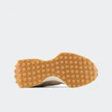 Championes New Balance 327 color beige con logo "N" de animal print.