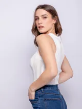 Musculosa fucsia de tejido de punto fino con cuello redondo y pequeños calados verticales.