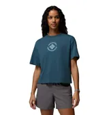 Remera de manga corta color azul con ribete acanalado en el cuello y estampa circular de la marca Columbia Sportswear en el pecho.
