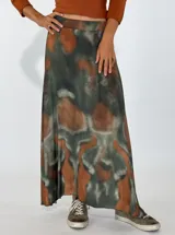 Pollera larga de tiro alto con estampado abstracto en tonos grises y marrones.