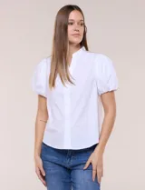 Camisa blanca de calce recto confeccionada en algodón elástico, con cuello mao, abertura frontal en V y cartera con botones ocultos. Presenta mangas cortas abullonadas con puños elastizados y ruedo redondeado.