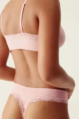 Soutien tipo bralette color rosado, confeccionado en tejido de punto suave, con escote en V adornado con ribete de encaje. Posee breteles finos ajustables y banda inferior elástica.