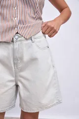 Bermuda de jean celeste claro, de corte recto y tiro alto.