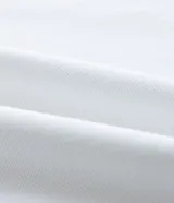 Pantalón wide leg de sarga blanca, con cintura ajustable, bolsillos cargo laterales y cinturón incorporado con hebilla metálica.