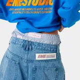 Bermuda de jean celeste con corte a la rodilla, tiro alto y calce holgado.