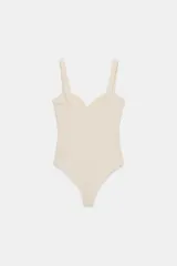 Body de escote en pico con tirantes anchos y cierre inferior mediante botones a presión.