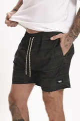 Short de baño con estampado floral en tonos rosados, marrones y grises, con cintura elástica y cordón ajustable blanco.