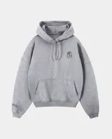 Canguro gris con capucha y cordones ajustables, bolsillo frontal tipo canguro, puños y cintura acanalados. Presenta un pequeño logo estampado en el pecho y detalle de marca en la manga.