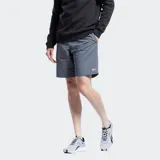 Shorts de entrenamiento Reebok para hombre, color gris oscuro, confeccionados en tejido liso de nailon. Presentan un ajuste regular, cintura elástica con cordón interior ajustable, bolsillos laterales y un bolsillo de parche trasero.