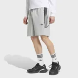 Short Adidas Spacer Teamgeist 26 Cutline color gris, con cintura elástica y cordón de ajuste. Presenta el logo del Trifolio bordado en una pierna y líneas laterales icónicas inspiradas en el fútbol con detalles gráficos.