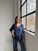 Blusa azul marino de lino, con escote en V y botones frontales de madera.
