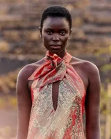 Vestido largo y fluido de seda lurex con estampado estilo pañuelo, cuello halter con lazo y diseño sin mangas.