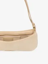 Bolso tipo baguette Jacquemus modelo Le Bisou Perle, de cuero con efecto cocodrilo en color beige. Presenta una correa delgada ajustable con dos esferas metálicas doradas decorativas y el logotipo de la marca en letras doradas en el frente.