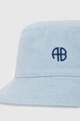 Gorro bucket de denim lavado color celeste, con logo bordado frontal en azul oscuro.