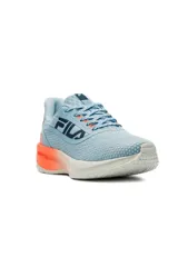 Championes deportivos Fila Efecto de mujer, color celeste con suela blanca y detalles en naranja y azul oscuro.