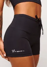 Short deportivo negro de tiro alto, confeccionado en poliamida y elastano. Presenta cordones ajustables en la cintura y logo de la marca en la pierna izquierda.