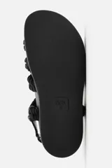 Sandalia negra con tiras de cuerda de algodón y tira trasera ajustable.