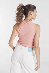 Remera negra sin mangas con cuello alto.