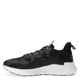 Championes deportivos de hombre en color negro, con diseño de paneles superpuestos en material sintético y malla transpirable. Presentan cierre de cordones al tono y una suela blanca con relieve estriado.