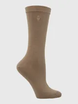 Calcetín de largo medio en color marrón, con puño suave y detalle de logo bordado en la parte superior.