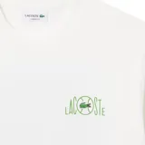 Remera de manga corta Lacoste color blanco, con cuello redondo y diseño minimalista que presenta el logo de la marca integrado en un gráfico lineal de una pelota de tenis en el pecho.