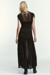 Vestido midi marrón con cuello alto y mangas cortas abullonadas. Presenta frunces en la parte superior y falda plisada. Incluye forro interior de tirantes finos ajustables y cierre lateral con cremallera oculta.